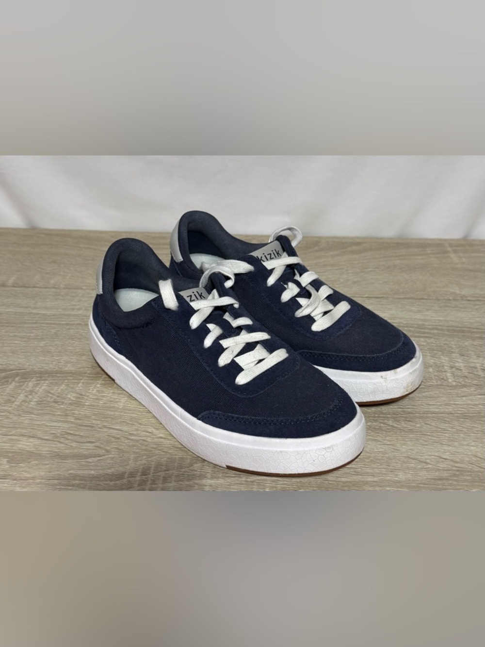 KIZIK PRAGUE SNEAKERS MEN’S SZ 6.5W, WOMEN’S 8W IN NAVY BLUE, HANDS FREE